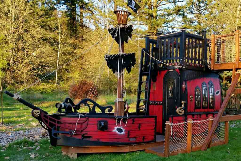 Sandkasten Piratenschiff selber bauen Dekoideen Piratenfahne Kindergeburtstag