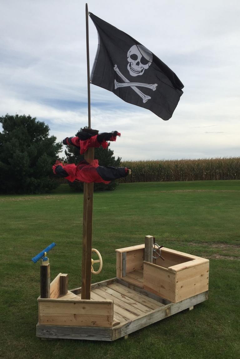 Sandkasten Piratenschiff selber bauen Kinder Spielplatz Garten Gartendeko Ideen