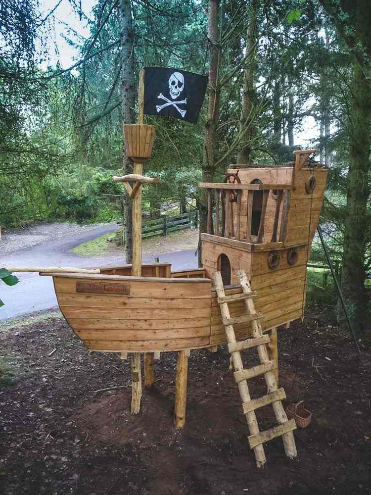 Sandkasten Piratenschiff selber bauen Piratenflagge basteln Anleitung Garten