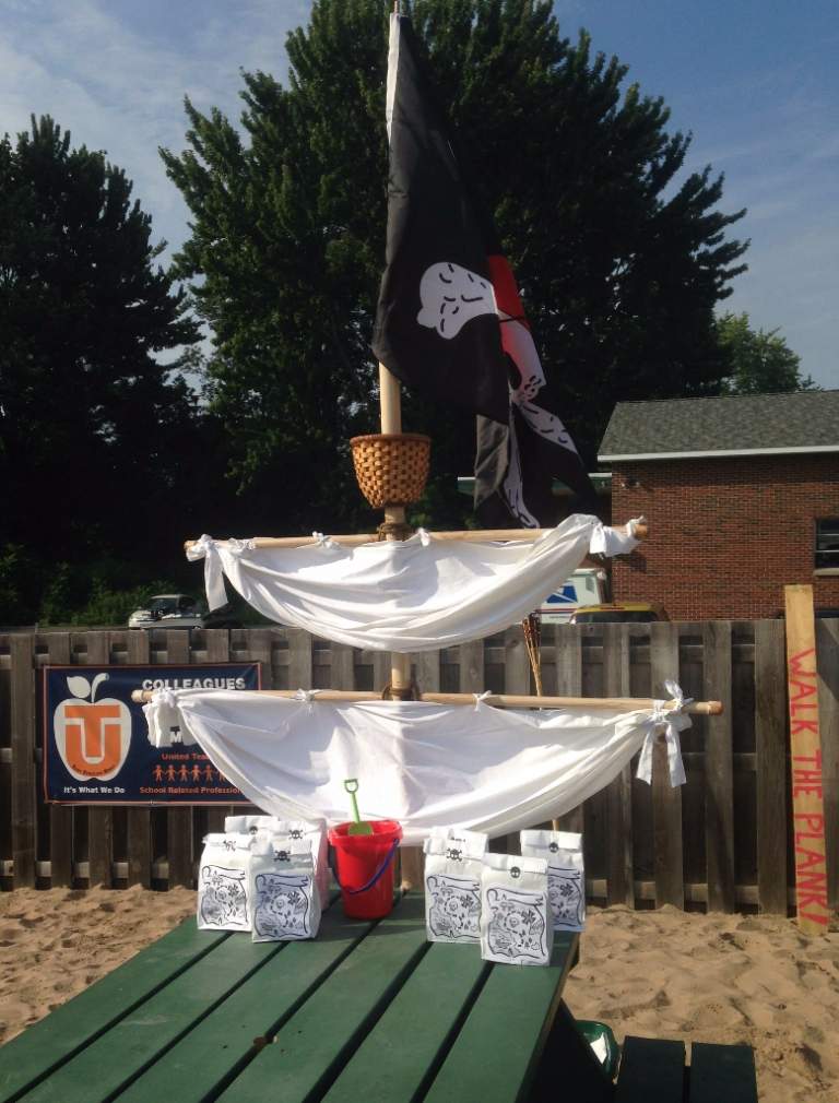 Sandkasten Piratenschiff selber bauen Piratenflagge basteln DIY Holztisch Gartendeko