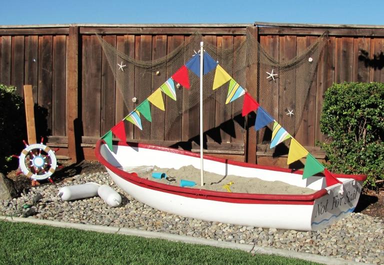 Sandkasten Piratenschiff selber bauen altes Boot Upcycling Ideen Garten gestalten Ideen