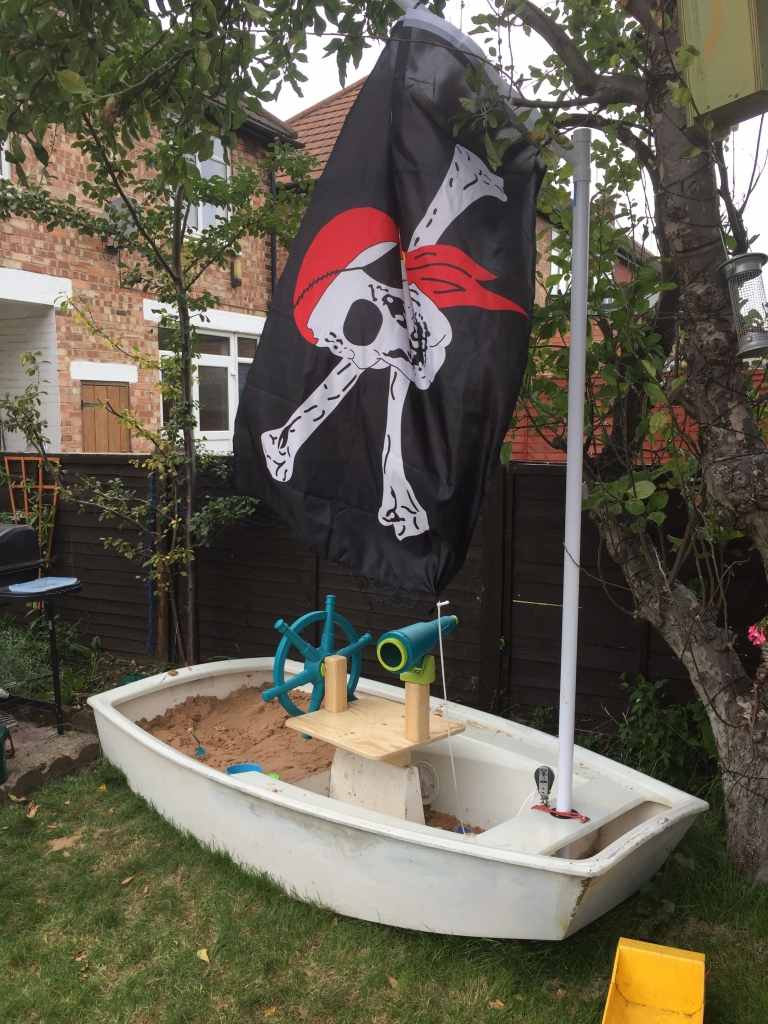 Sandkasten Piratenschiff selber bauen einfach Anleitung altes Boot Upcycling Ideen