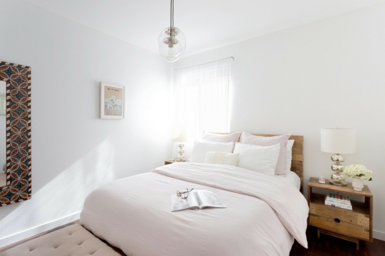 Schlafzimmer Idee in Weiß und mit rustikalem Nachttisch