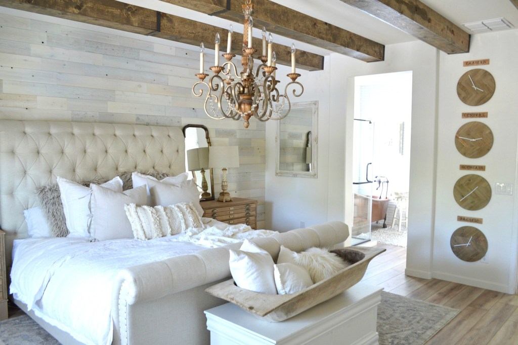Schlafzimmer im Landhausstil Glamour Weiß Deckenbalken Imitate