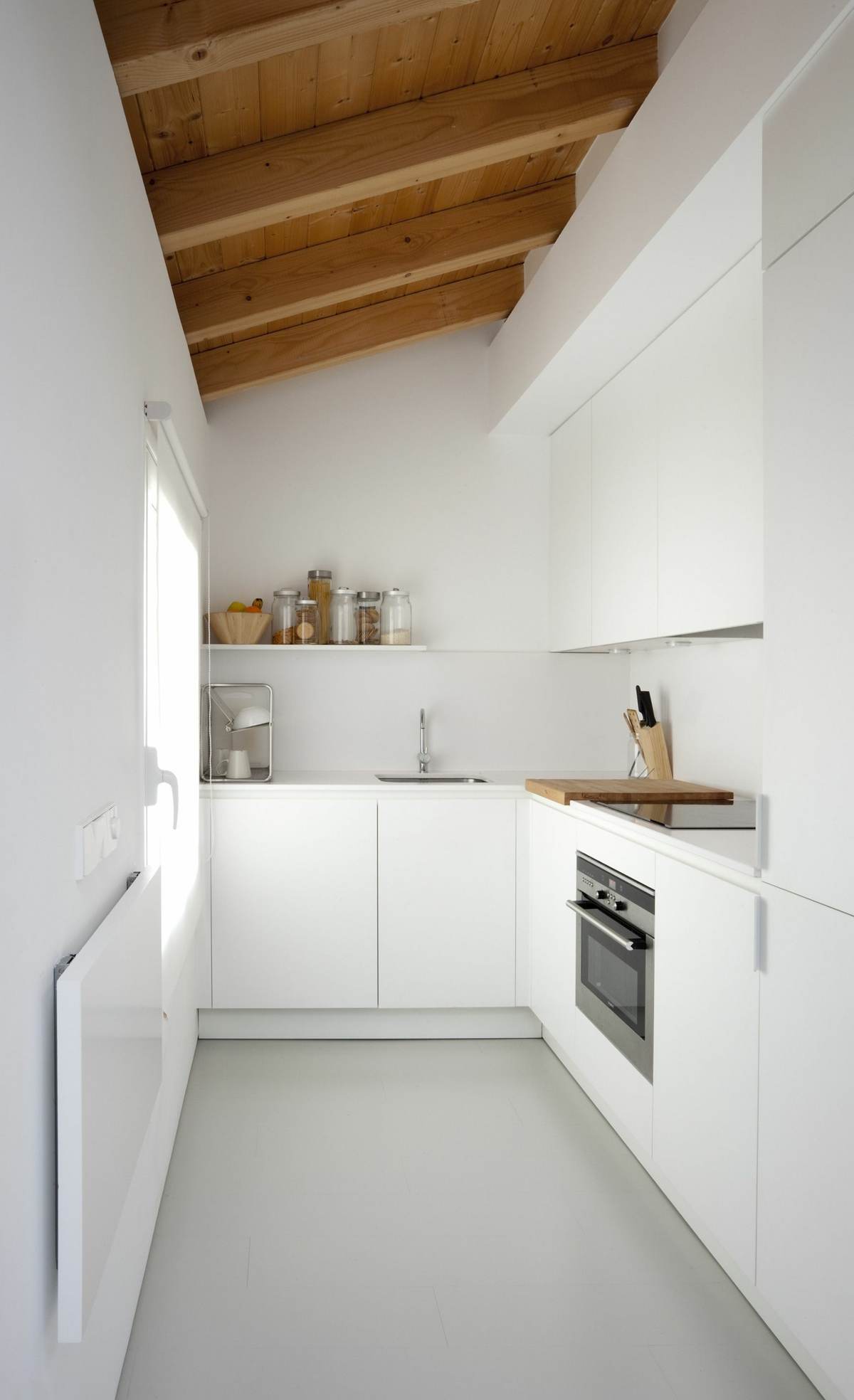Schmale Küche im minimalistischen Stil mit Dachschräge und Balken