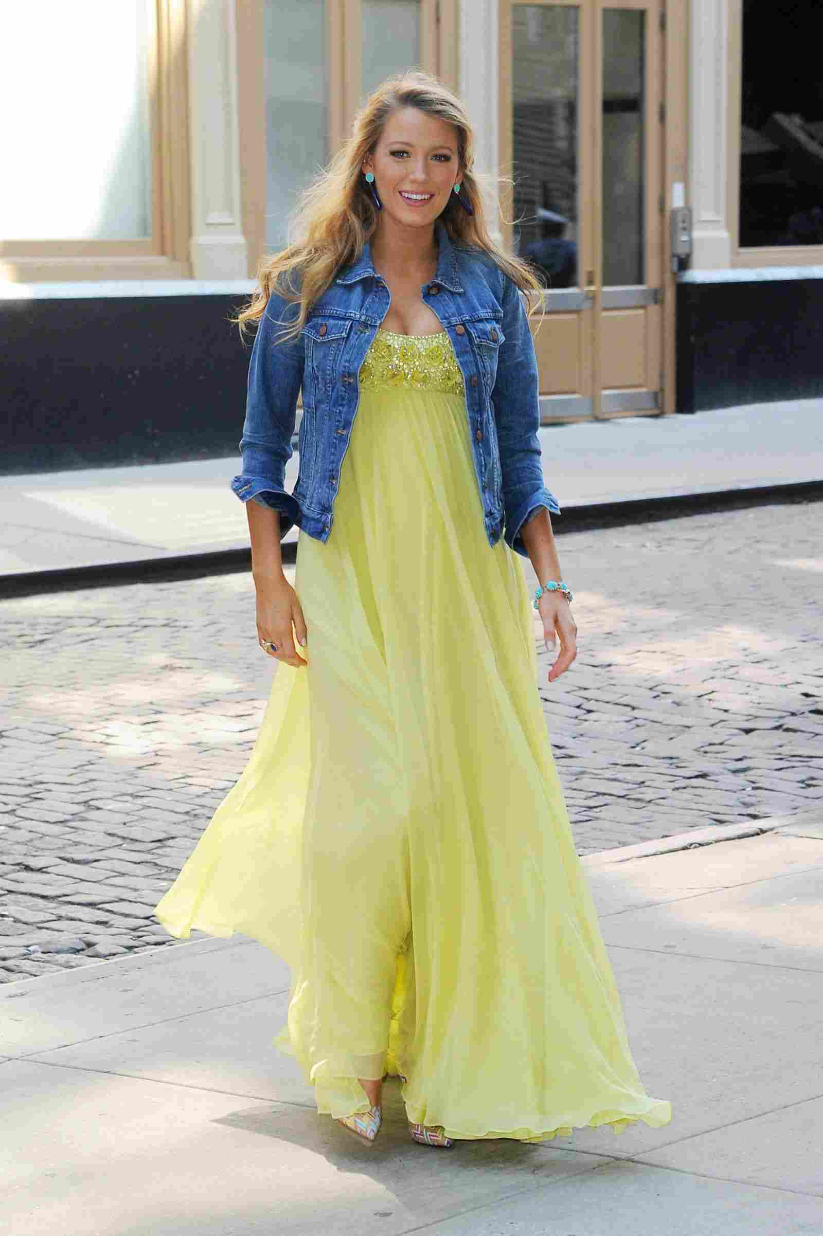 Schwangerschaft Outfits Maxikleid gelb Neon Farben Jeansjacke Sommer Modetrends