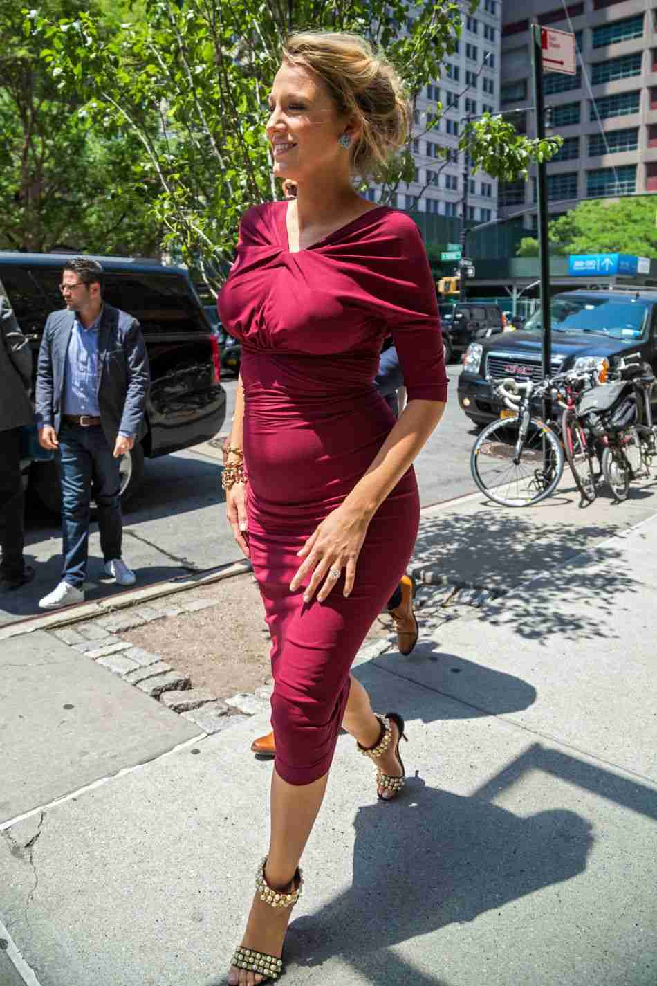 Schwangerschaft Outfits Midikleid Rot elastisch High Heels Sandalen Messy Bun Frisur