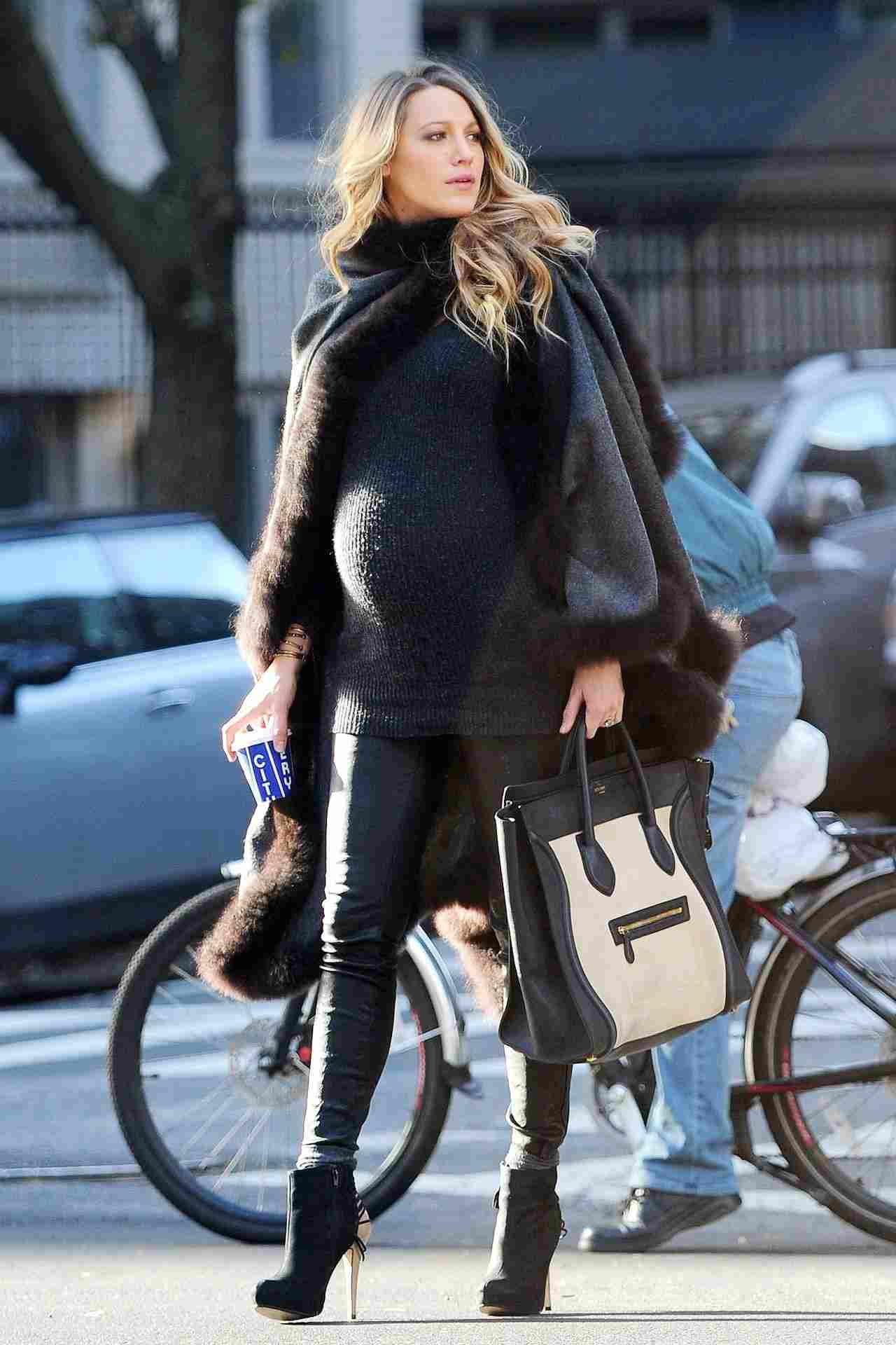 Schwangerschaft Outfits Strickpullover Jeans Winter Modetrends Blake Lively schwanger