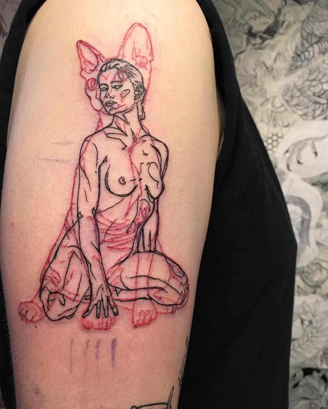 Schwarze und Rote Tattoos kombinieren - Nackte Frau mit Katze im Hintergrund