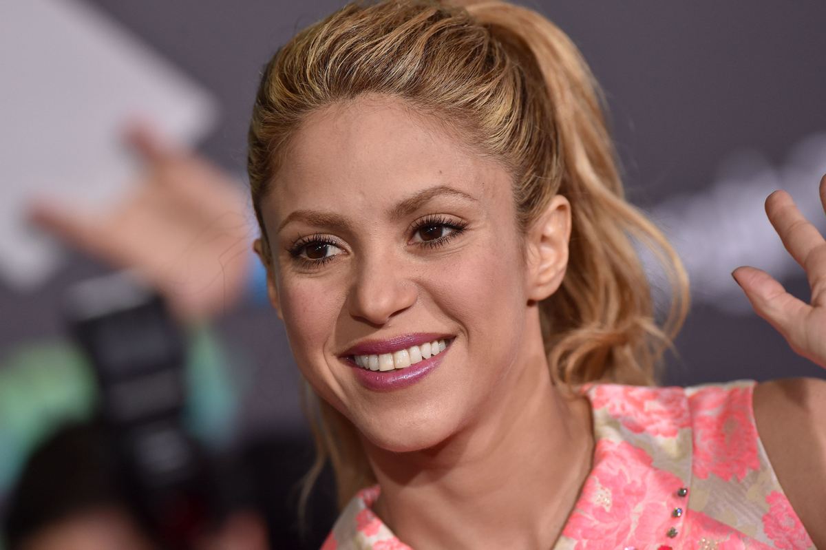 Shakira pinkfarbenes Bikini Designerin Fransen