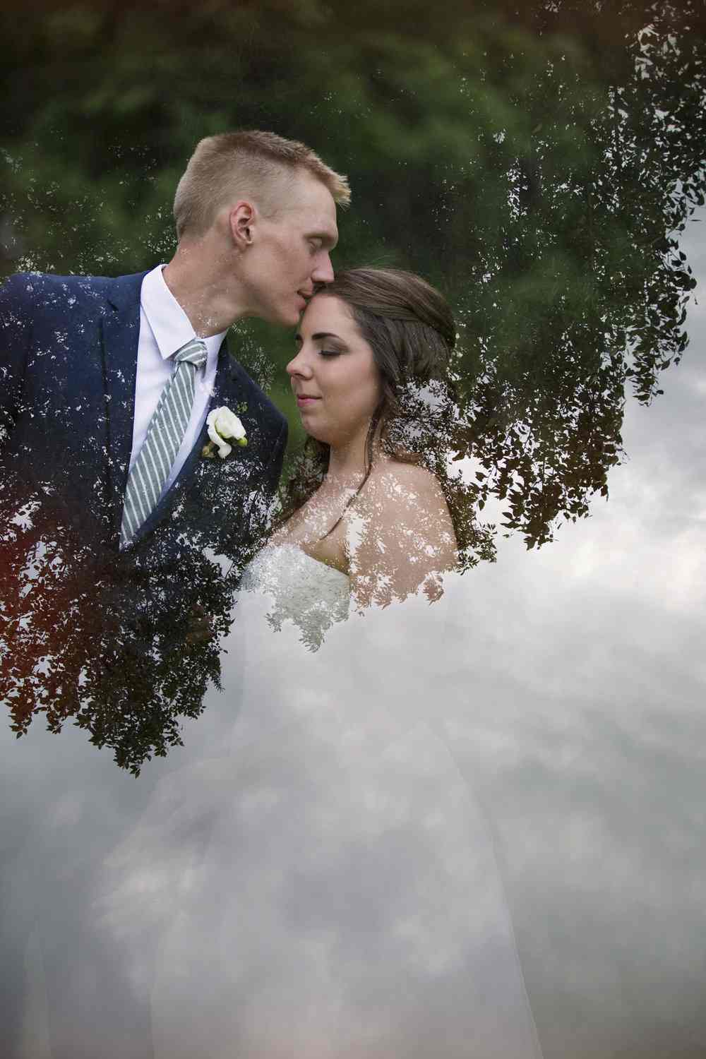 Silhouette von Bäumen als zweite Belichtung für das moderne Brautpaar