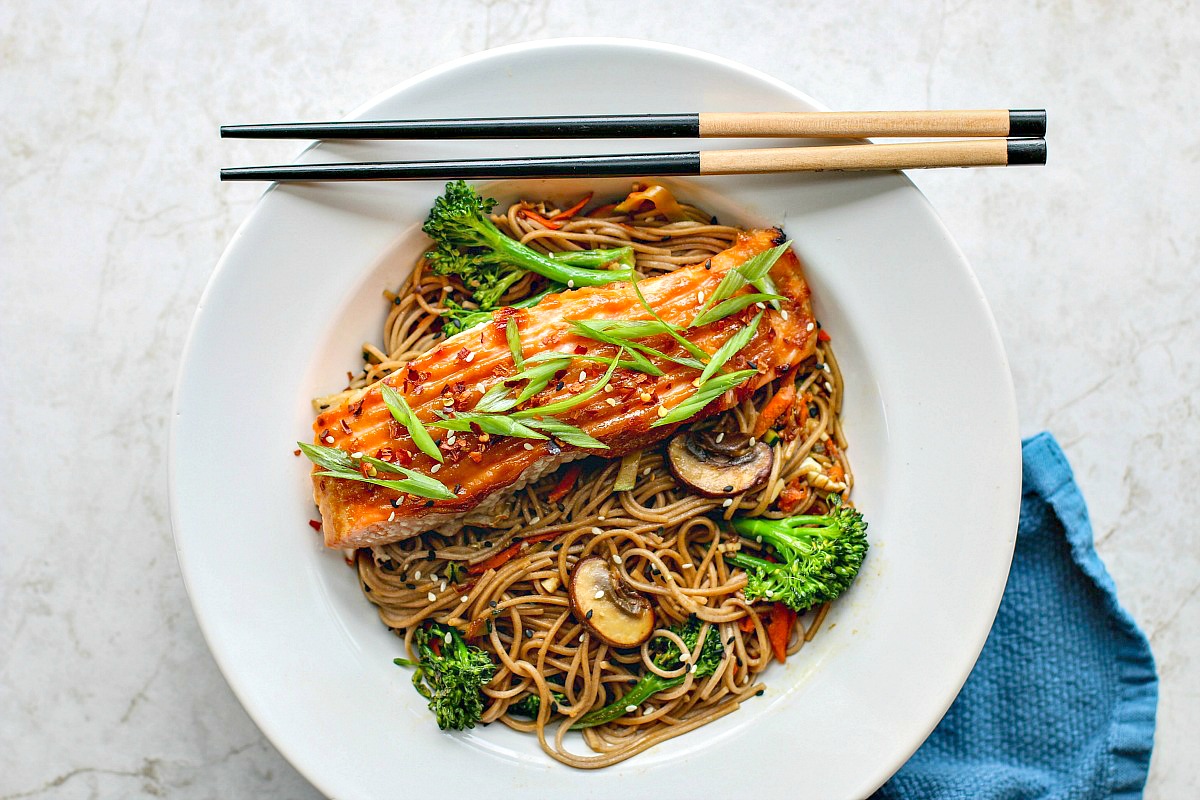 Soba Nudeln Rezept Miso Suppe Lachs Pilze Broccoli kalorienarm gesund