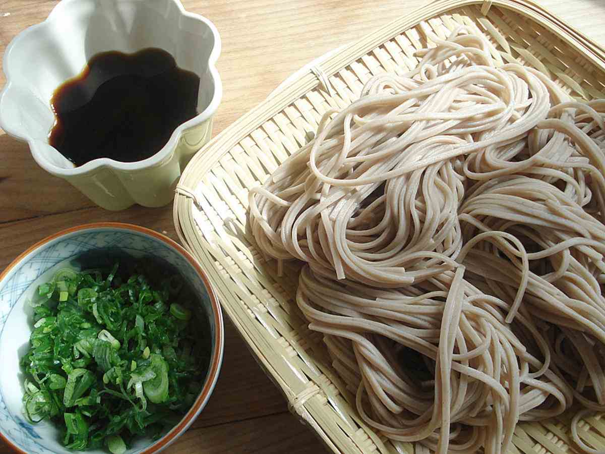 Soba Nudeln Rezept kalt japanische Küche Bambus Platte Soja Sauce gesundes Essen