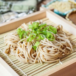 Soba Nudeln kalt Bamboo Schale Zwiebeln japanische Küche Rezepte gesund