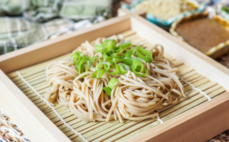 Soba Nudeln kalt Bamboo Schale Zwiebeln japanische Küche Rezepte gesund