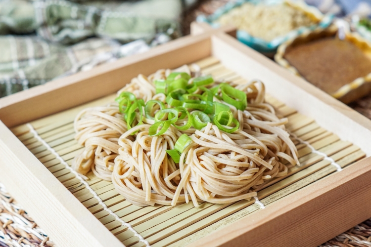 Soba Nudeln kalt Bamboo Schale Zwiebeln japanische Küche Rezepte gesund