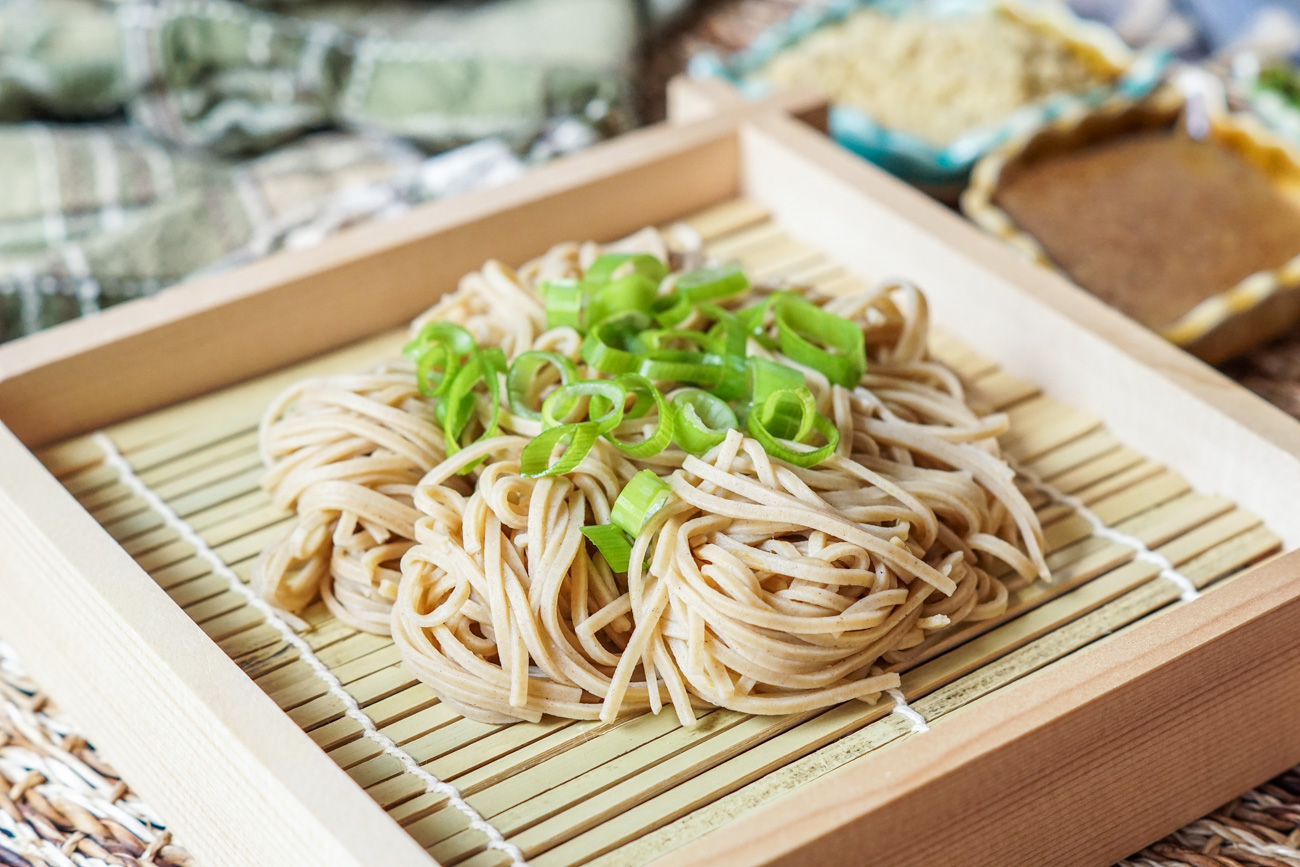 Soba Nudeln kalt Bamboo Schale Zwiebeln japanische Küche Rezepte gesund