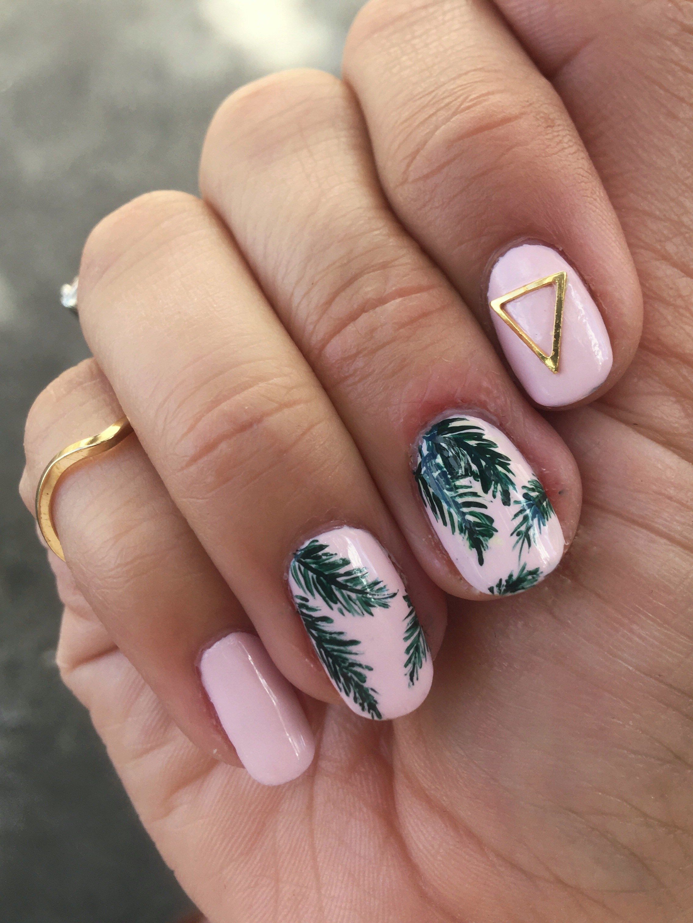 Sommernägel in Pink mit Balmenblätter goldenes Dreieck