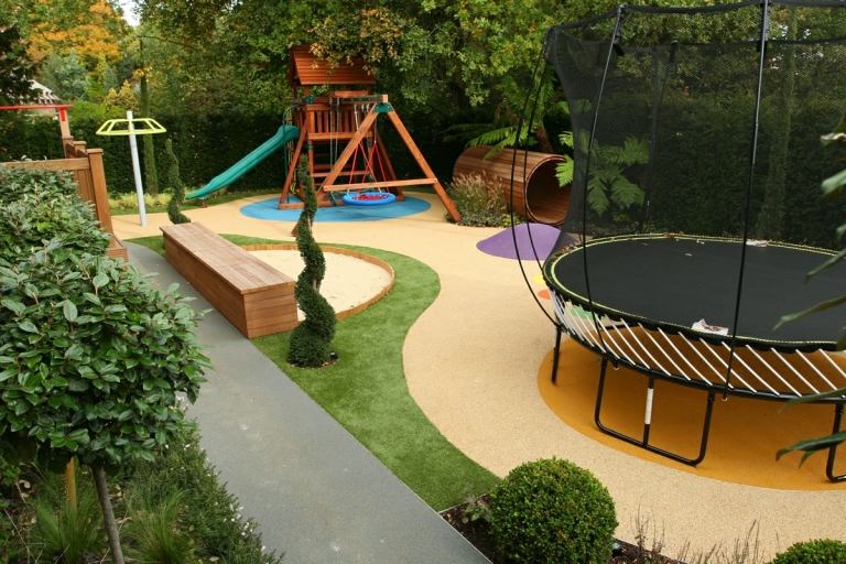 Spielplatz für die Kinder im Garten mit Rutsche, Schaukel und Trampolin
