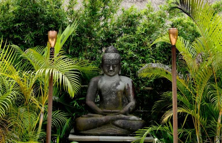 Statuen und Skulpturen für die Dekoration von unschönen Stellen im Garten verwenden