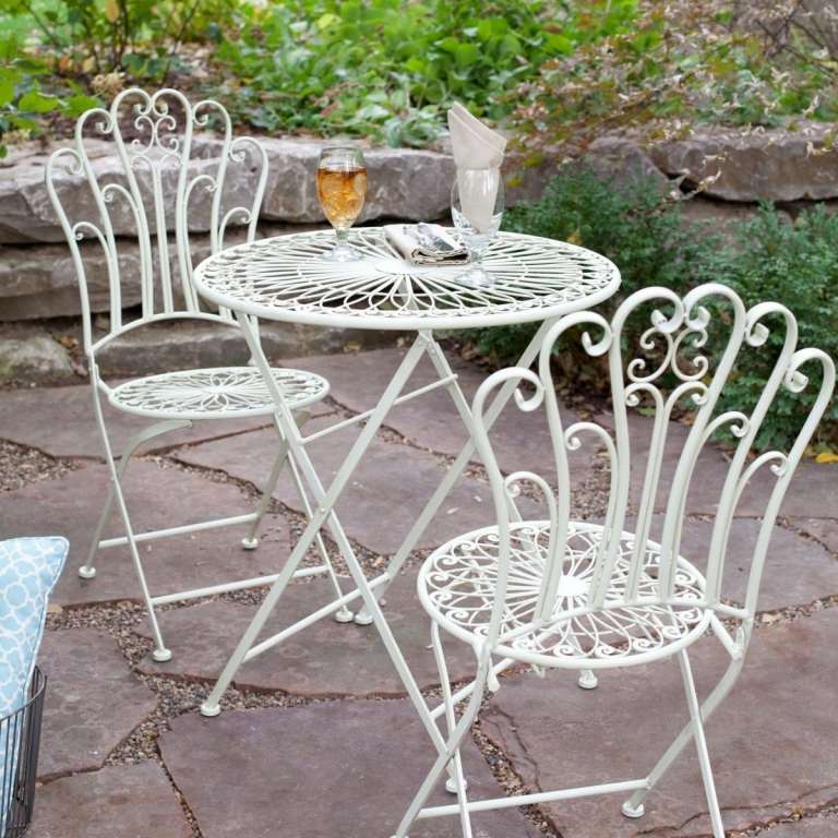 Terrasse aus natürlichen Materialien bauen und romantische Gartenmöbel aus Metall verwenden