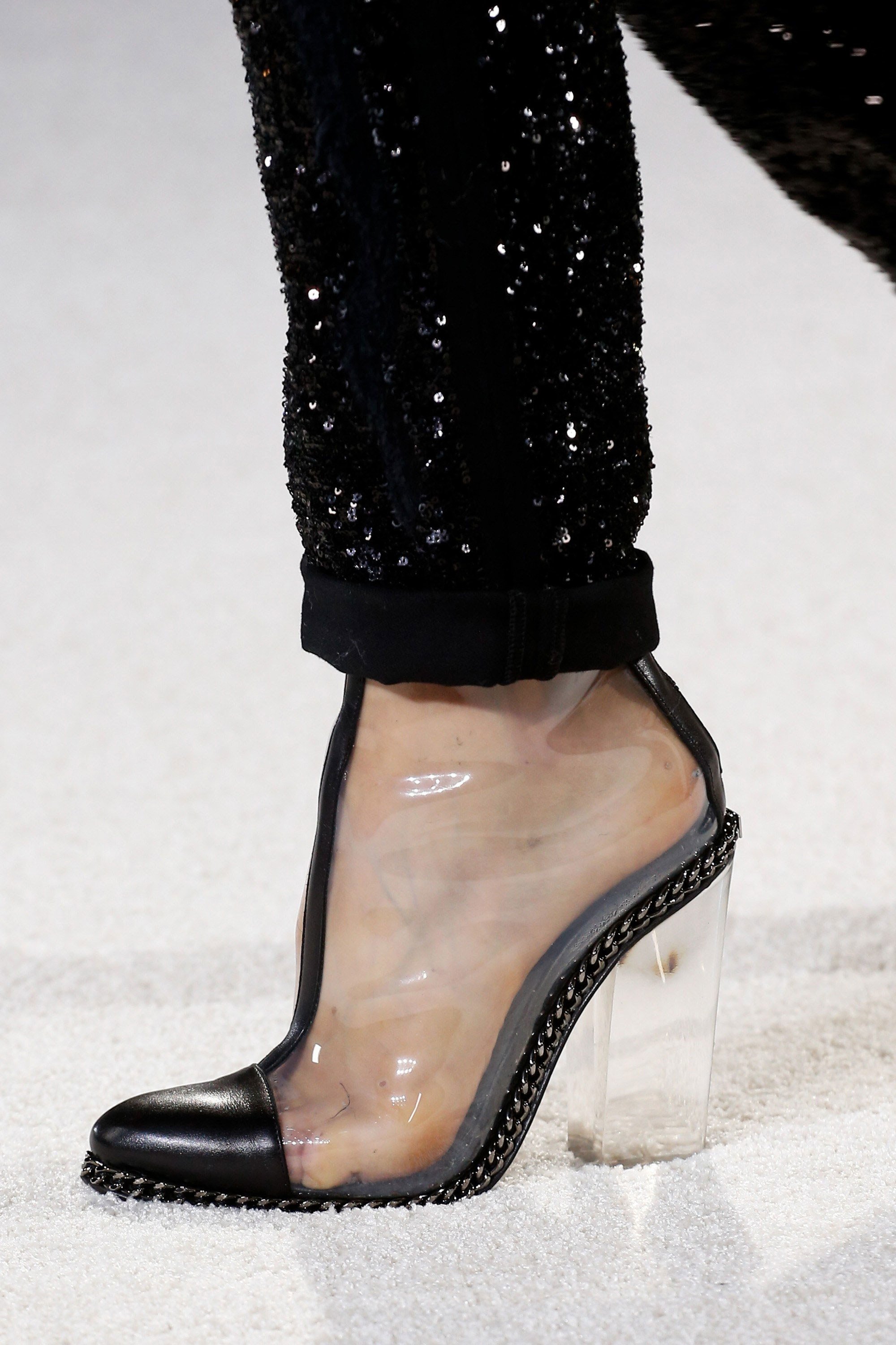 Transparente Absatzschuhe Pumps schwarz Pailletten Hose Modetrends Sommer