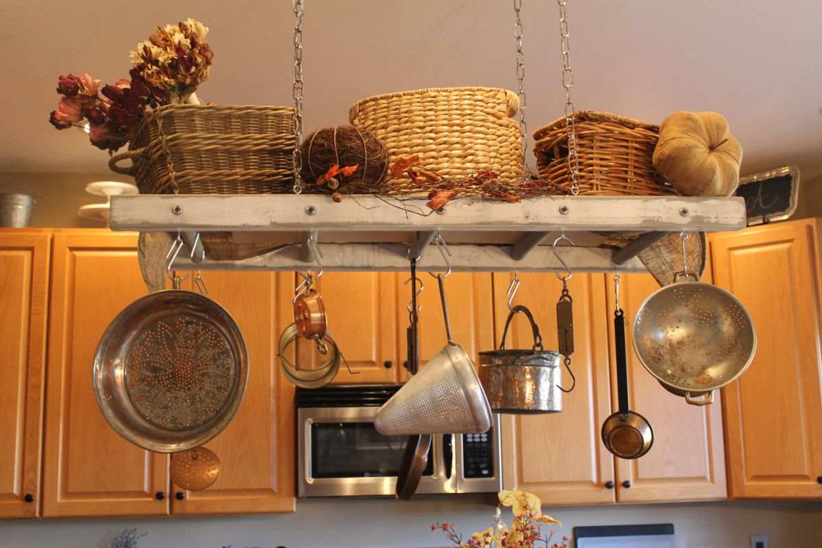 Upcycling Ideen einfach Holzleiter aufhängen lassen Küche Deko Wohnaccessoires rustikal