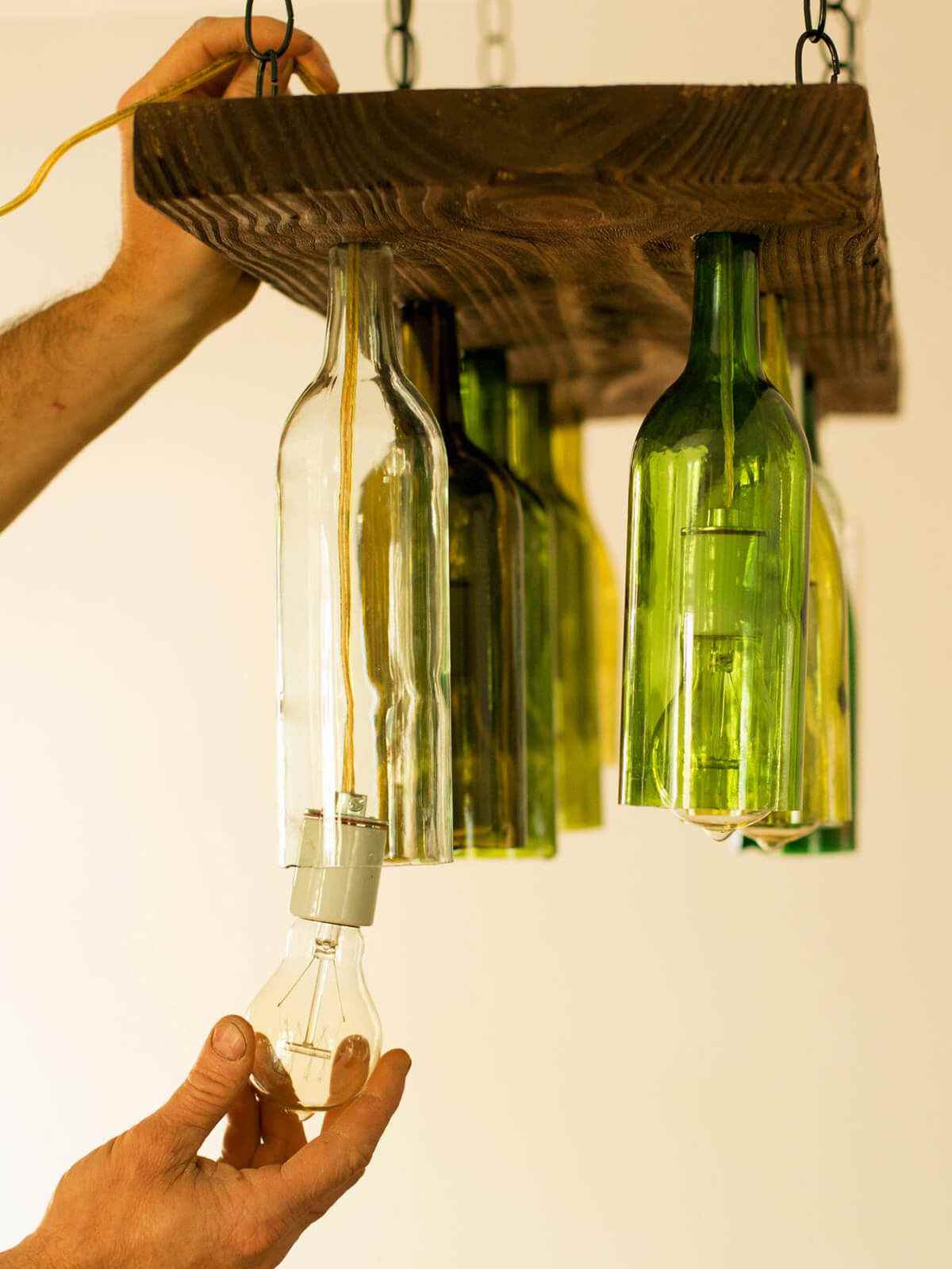 Upcycling Ideen einfach Weinflaschen Lampen Holz Kronenleuchter Landhaus Wohnstil