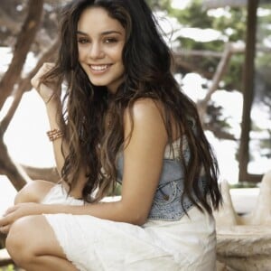 Vanessa Hudgens Teen-Ikone lange Haare mit Beach Waves Effekt