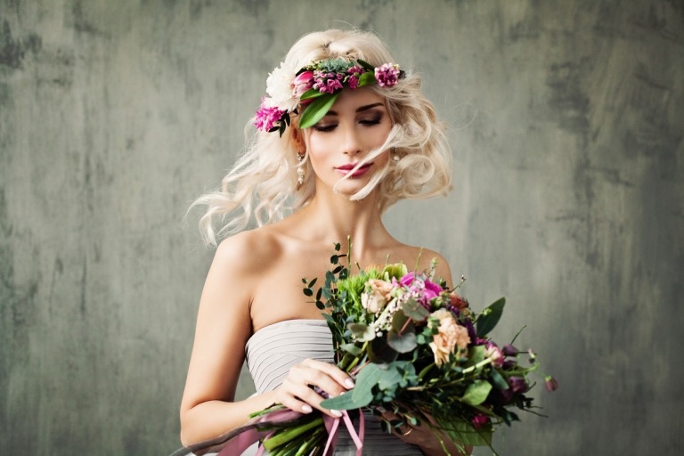 Viele Blumen im blonden Haar für mittellange Haare