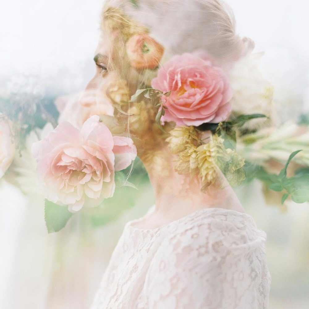 Vintage-Flair mit floralen Motiven und Brautkleid aus Spitze für das Foto auf der Hochzeit