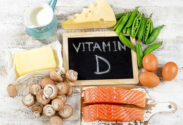 Vitamin-D-haltige lebensmittel wie butter milch lachsfilet eier erbsen und champignons