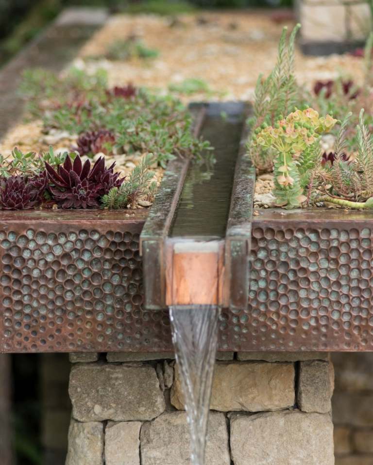 Wasserspiel aus Kupfer als Gartentrend 2019 verziert mit Sukkulenten