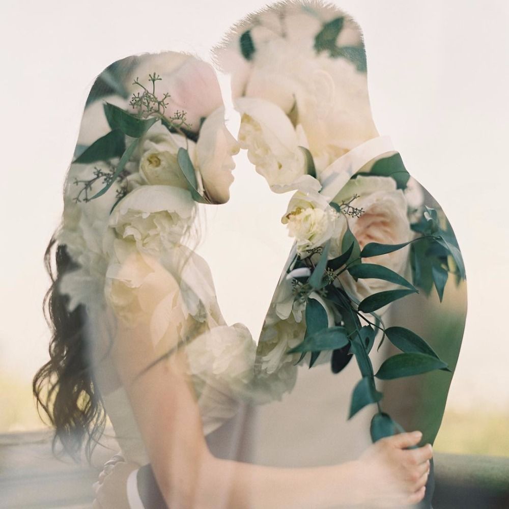 Weiße Blumen für ein romantisches Hochzeitsfoto mit Braut und Bräutigam