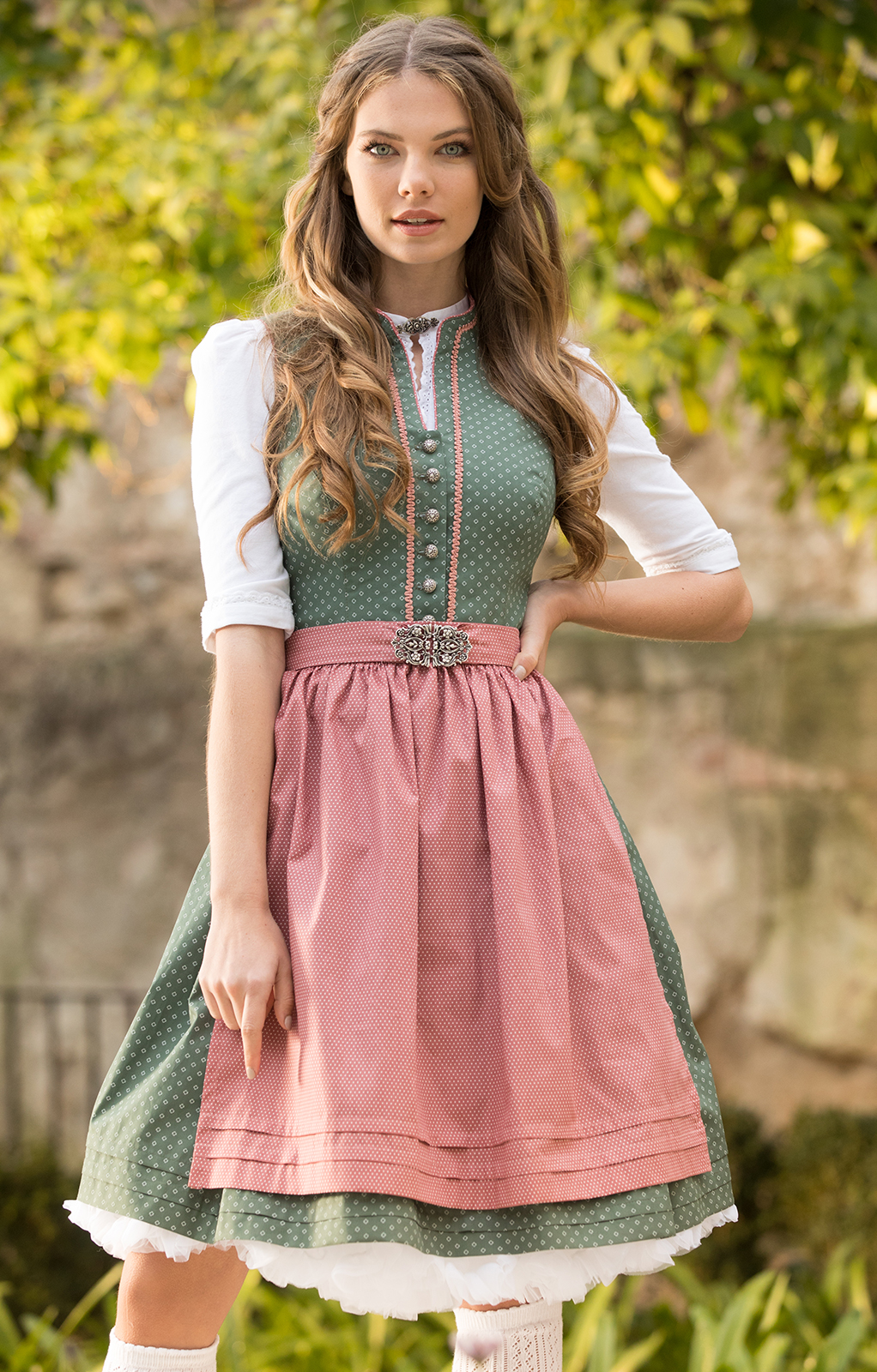 Welche Dirndl Farben kühle Brünette grüne Augen Salbeigrünes Dirndlkleid und Schürze