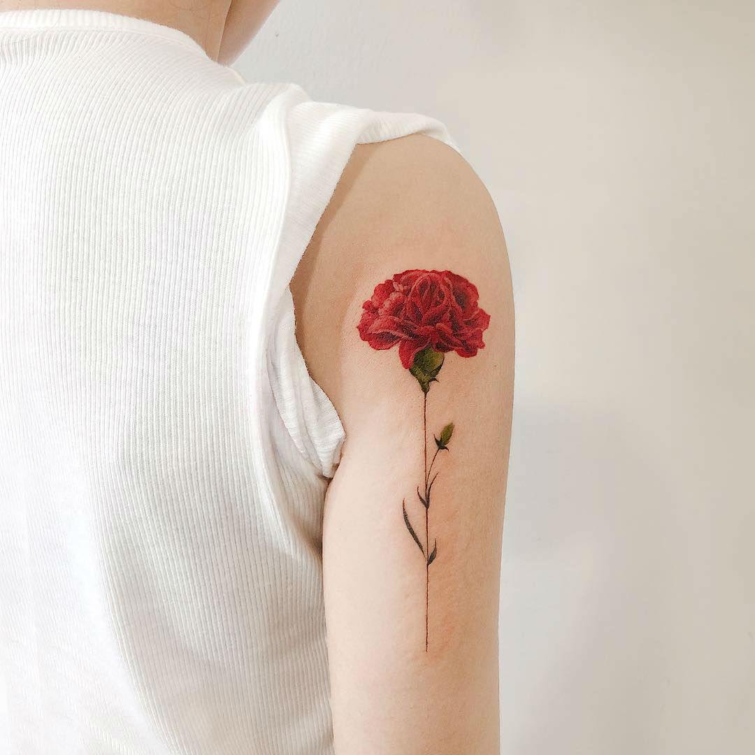 Wunderschöne, rote Nelke mit 3D-Effekt auf dem Arm einer Frau
