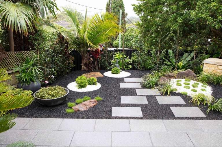 Zen Gartengestaltung mit Beton für eckige und runde Platten und grauem Kies