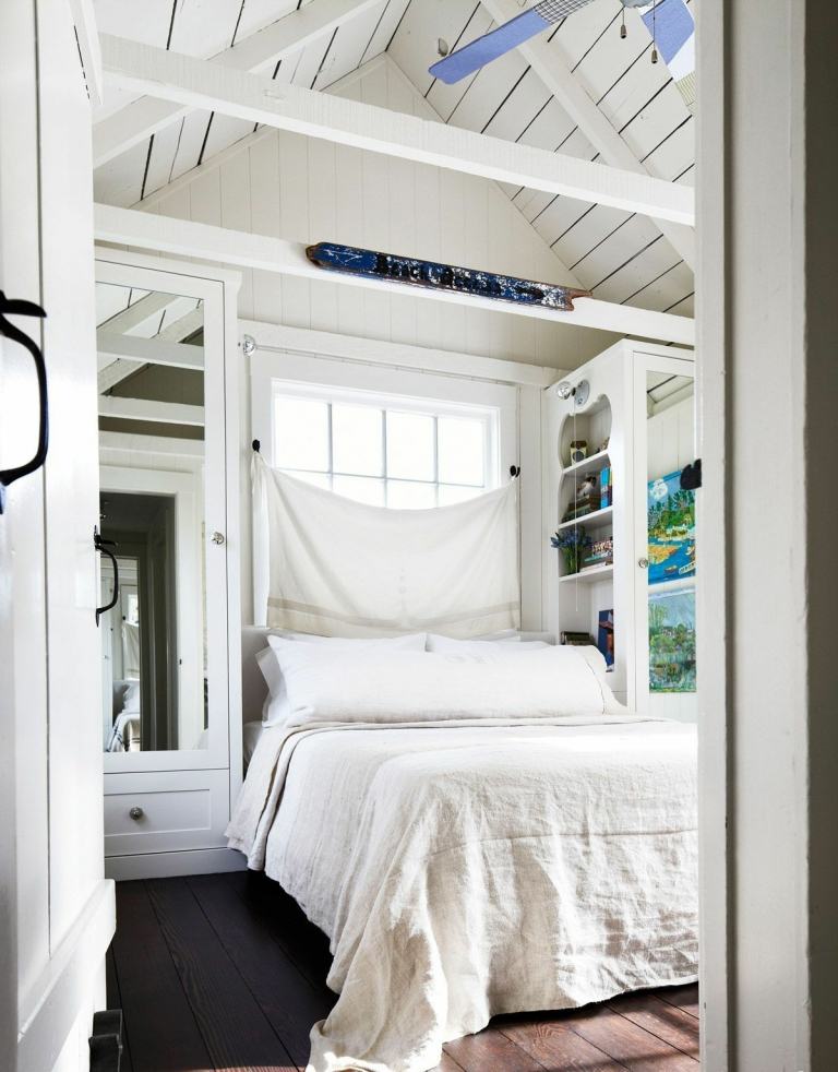 Zimmer im Dachgeschoss und mit Dachschräge in weißer Farbe