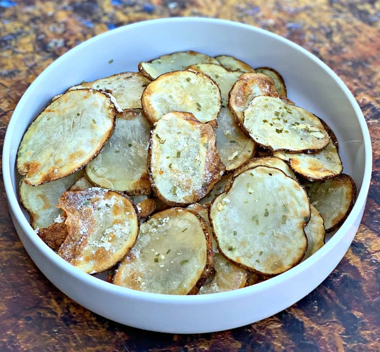 auf luft gebackene chips mit gewürzen und salz