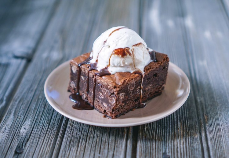 dessert mit eiscreme und torte und hohem zuckergehalt als ungesunde ernährung führt zu diabetes