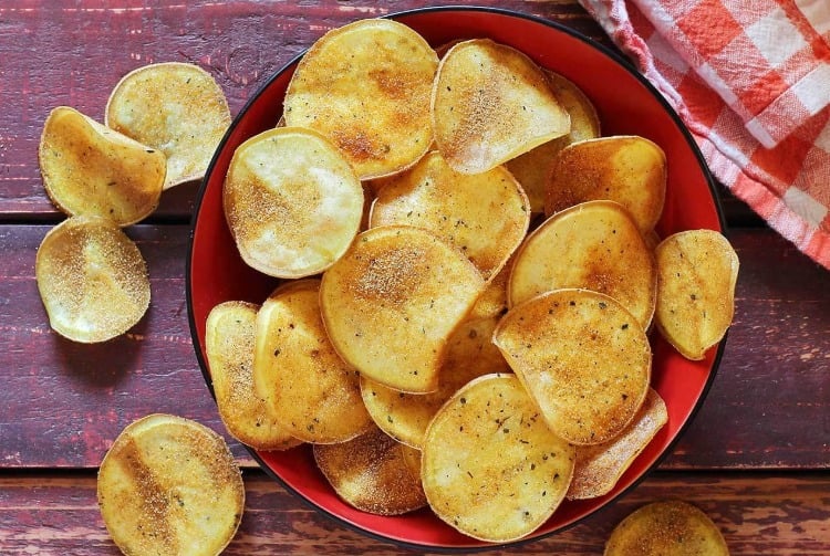 gebackene chips selbst würzen mit hausgemachten gewürzen und wenig salz serviert
