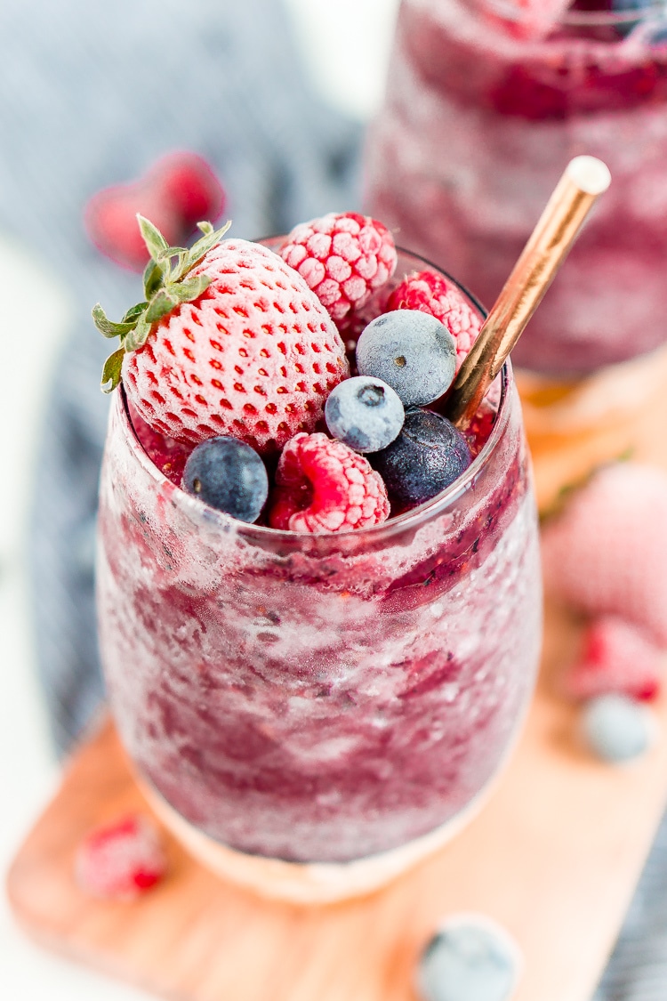 gefrorene Beeren Wein Slushie Rezept Sommergetränk Ideen Cocktails zuckerfrei