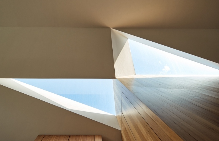 gemütlich einrichten Dachfenster Sonnenlicht Haus Decke
