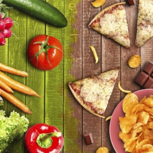 gesunde vs ungesunde ernährung aus pizza chips schokolade und pommes gegen gemüse