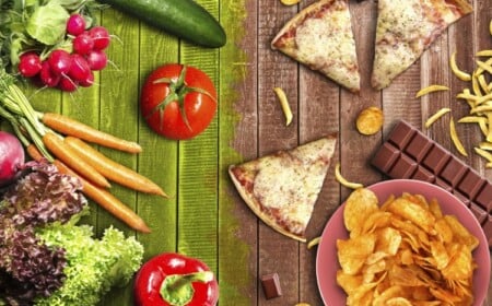 gesunde vs ungesunde ernährung aus pizza chips schokolade und pommes gegen gemüse