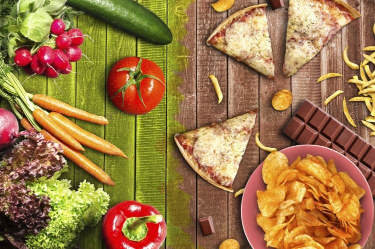 gesunde vs ungesunde ernährung aus pizza chips schokolade und pommes gegen gemüse