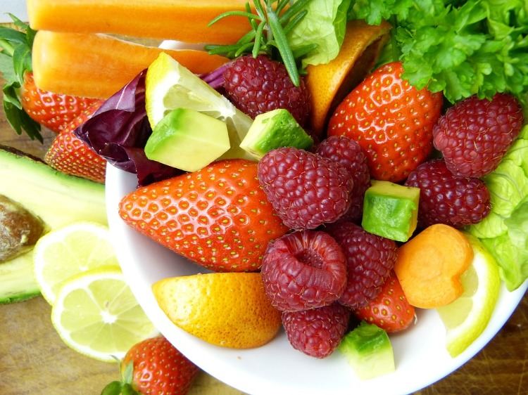 gesundes obst und gemüse wie avocado sowie karotten und früchte wie erdbeeren und himbeeren