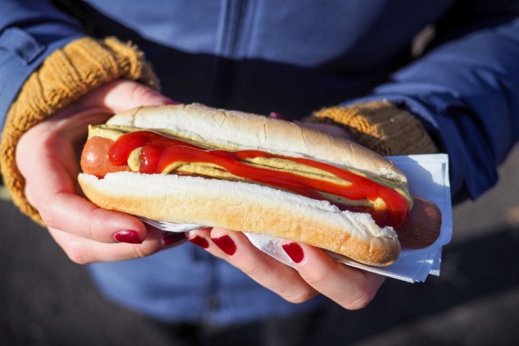 hotdog in brötchen mit ketchup und senf als ungesunde ernährung mit konservierungsmitteln und geschmacksverstärkern