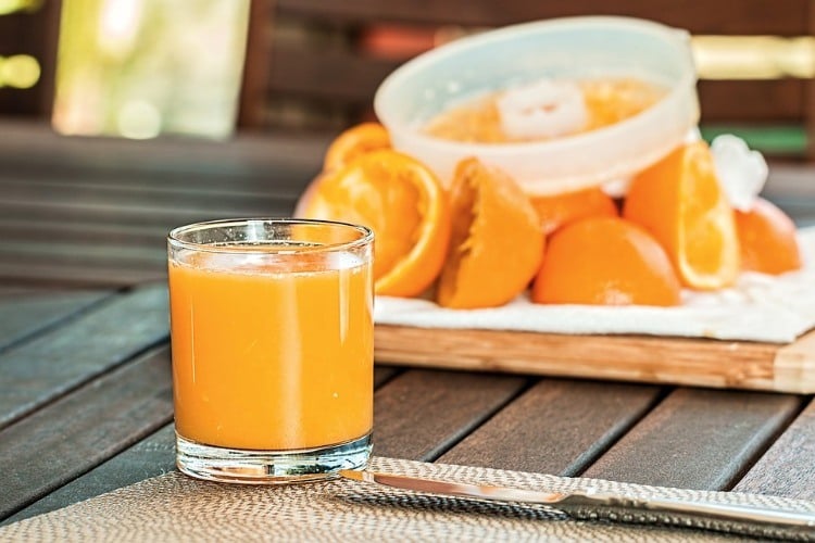 in glas ausgespresster orangensaft enthält viel vitamin c für besseren hämeisen und eisenaufnahme
