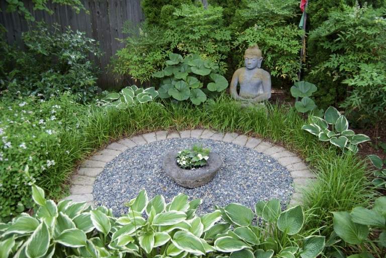 japanischer Garten rund Steingarten Pflanzen Buddha Statue